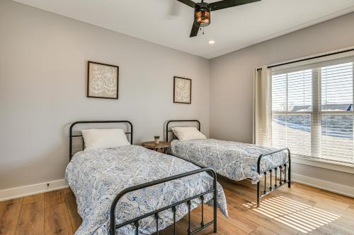 Voodi või voodid majutusasutuse Spacious Home in Paradise Grove Nolin Lake! toas