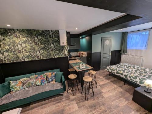 - une chambre avec un lit et une table avec des tabourets dans l'établissement Appartement verdoyant au bord du lac Leman entre Evian et Thonon dans une Villa, à Publier