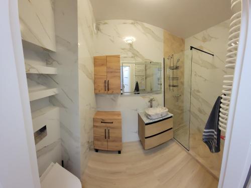 ein Badezimmer mit Waschbecken und Dusche in der Unterkunft Illumina nowoczesny apartament 50m2, spokojna okolica, 25min do centrum in Krakau