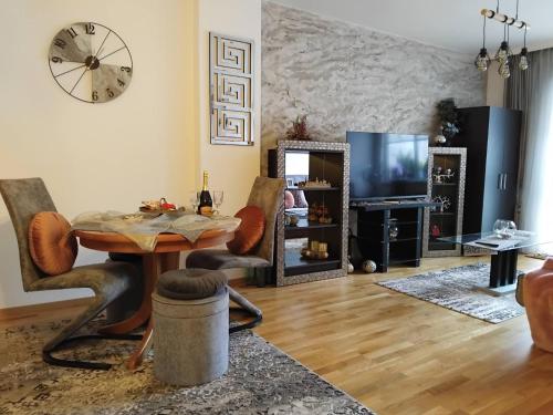 Art Apart - Top Center