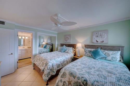 Ένα ή περισσότερα κρεβάτια σε δωμάτιο στο Mariner East #201 1 BR 2 BA Amazing Balcony!