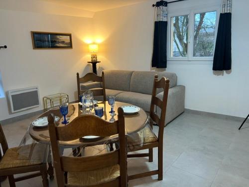 un salon avec une table et un canapé dans l'établissement Chez JP, à Saint-Côme-de-Fresné