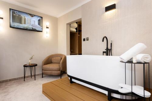 Postel nebo postele na pokoji v ubytování AMAR Design Hotel by HMG