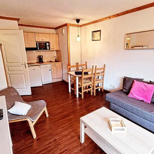 un salon avec un canapé et une table dans l'établissement le petit chambourguet, à Besse-et-Saint-Anastaise