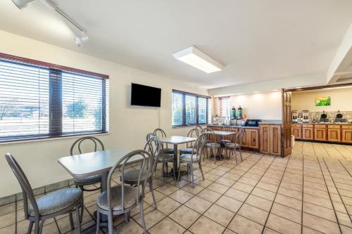 a dining room with tables and chairs in a restaurant at Quality Inn & Suites at Dollywood Lane in Pigeon Forge
