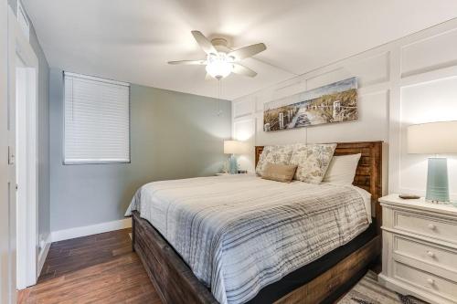 een slaapkamer met een bed en een plafondventilator bij Sunbird 407E - Pearl Gulf Getaway - Sleeps 4 in Panama City Beach