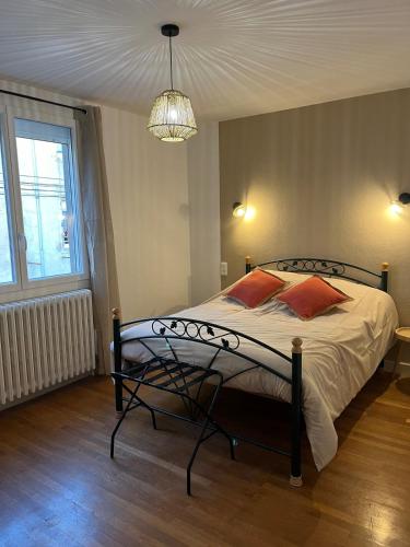 une chambre avec un lit et un lustre dans l'établissement Maison de Village, à Lacrouzette