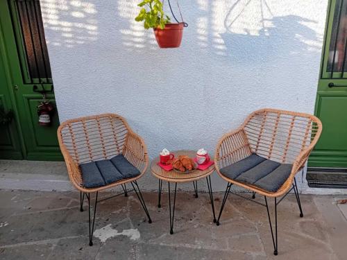 two chairs and a table with stuffed animals on it at En Sylikion cottage in Silikou