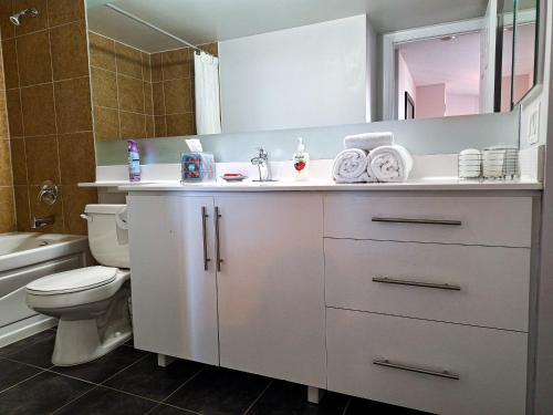 Ένα μπάνιο στο Luxury 2 bedroom Condo With Swimming Pool Near Square One