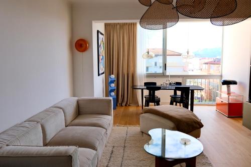 un salon avec un canapé et une table dans l'établissement Magnifique T3 de 85m2 de standing vue mer trottel, à Ajaccio