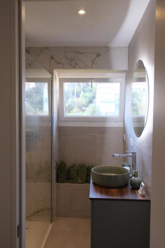 une salle de bain avec un lavabo et une douche dans l'établissement Magnifique T3 de 85m2 de standing vue mer trottel, à Ajaccio