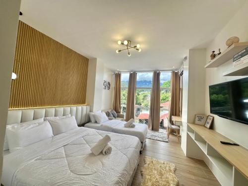 a bedroom with a large bed and a television at Valencia Cozy Suites in Valencia