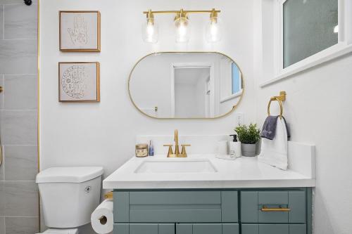 un baño con lavabo y espejo en NEW CA Coastal Beauty 6 mins to Imperial Beach, en San Diego