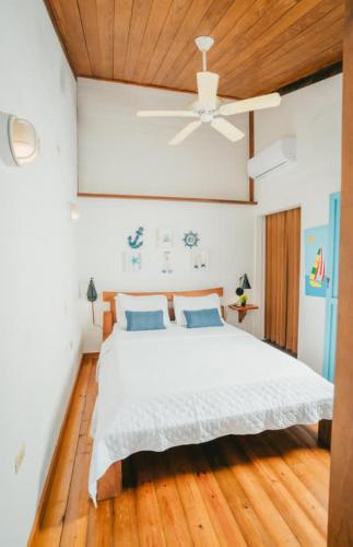 a bedroom with a white bed and a ceiling at AMAZING Bay View Marea 2-2 in Culebra