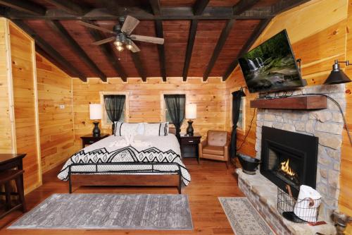 Un dormitorio con una cama y una chimenea. en Sleepy Bear, en Sevierville