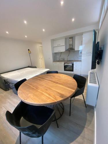 une pièce avec une table, des chaises et un lit dans l'établissement Croisette Palm Beach Studio, à Cannes