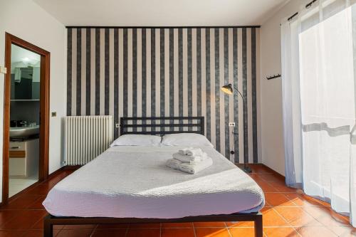 Un dormitorio con una cama con un animal de peluche encima. en Lake Como View, Private Suite & free Parking, en Varenna