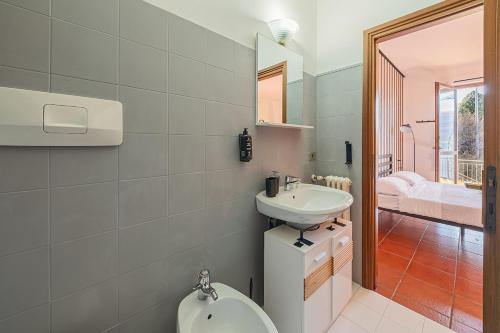 Un baño con lavabo e inodoro en Lake Como View, Private Suite & free Parking, en Varenna