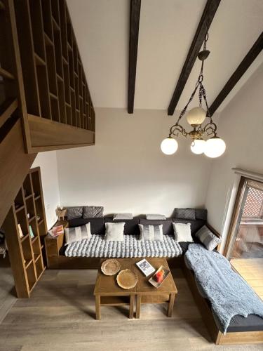 ein Wohnzimmer mit Sofa und Tisch in der Unterkunft Old Town's Fairytale in Sarajevo
