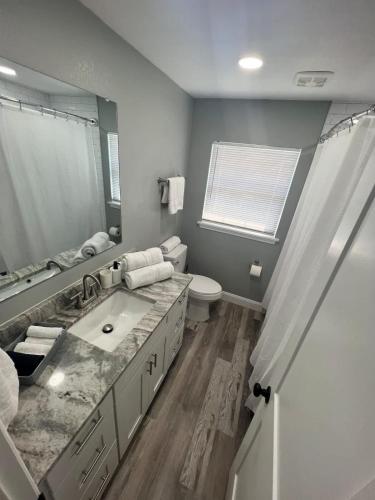 Ένα μπάνιο στο Kid-friendly Home w Pool & BBQ
