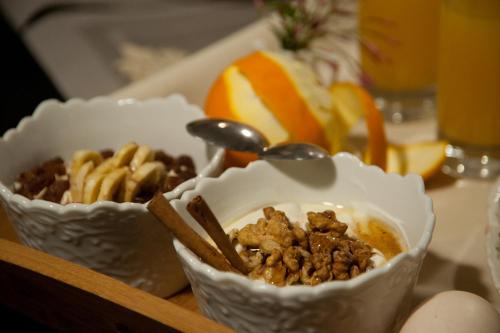 Una bandeja de comida con frutos secos y otros alimentos. en Seacret Apartments, en Selianitika