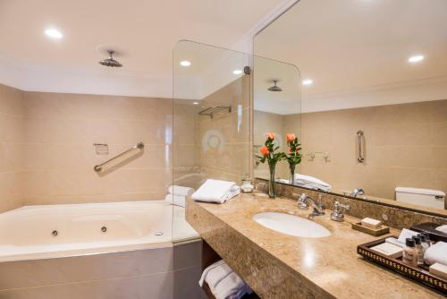 Un baño de Cosmos 100 Hotel & Centro de Convenciones - Hoteles Cosmos