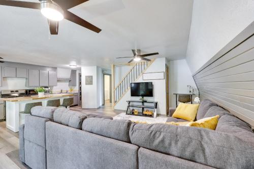 Η κουζίνα ή μικρή κουζίνα στο Family-Friendly Broken Bow Home with Grill!