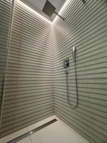 ein Bad mit Dusche in einem Zimmer in der Unterkunft NEW -Sweet Dreams -Na uboczu Centrum -PARKOWE WZGÓRZE -Garaż Podziemny-f VAT in Kielce