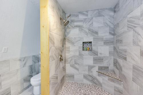 Ένα μπάνιο στο Family-Friendly Broken Bow Home with Grill!