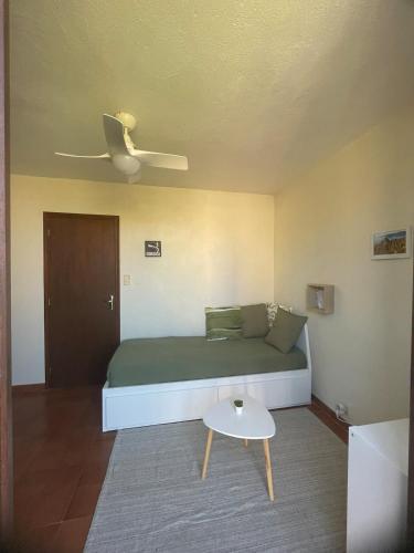 une chambre avec un lit et une table dedans dans l'établissement Duplex au coeur du village, à Piana