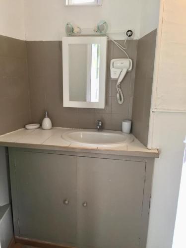 une salle de bain avec un lavabo et un miroir dans l'établissement Appartement T2 Centre, à Carpentras