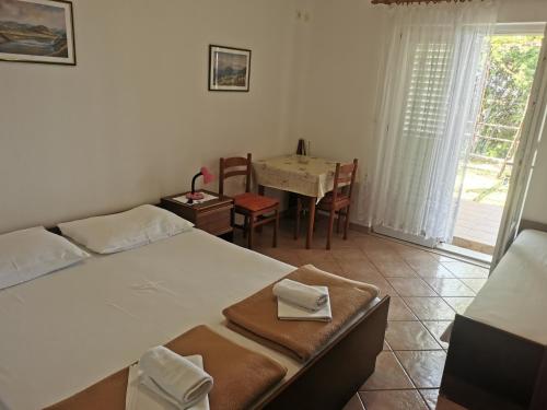 Katil atau katil-katil dalam bilik di Apartmani Rozić Zaostrog