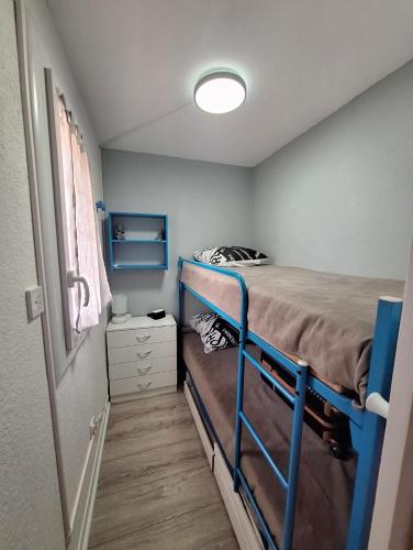 une chambre avec un lit superposé et une fenêtre dans l'établissement Joli appartement pour 4 personnes situé a 300m de la plage, au Cap d'Agde