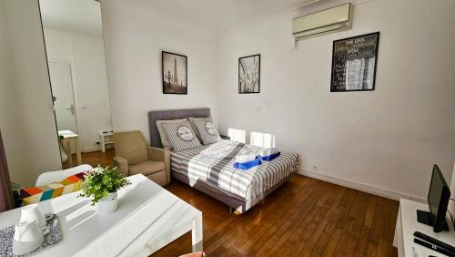 un salon avec un canapé et une table dans l'établissement Studio Alba - 15min Paris RER E, cosy, à Noisy-le-Sec