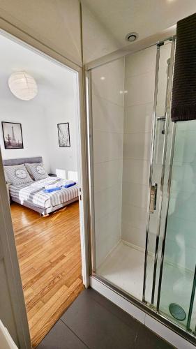 - une douche en verre dans une chambre dans l'établissement Studio Alba - 15min Paris RER E, cosy, à Noisy-le-Sec