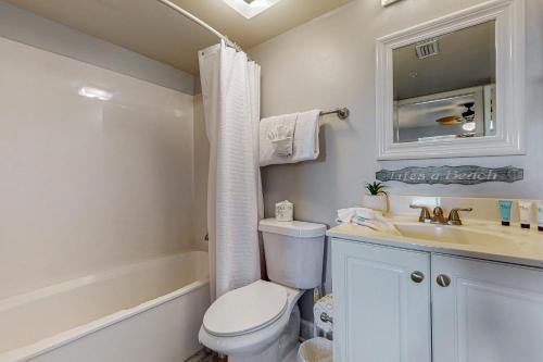 Un baño blanco con inodoro y lavabo. en Pelican Isle Paradise, en Fort Walton Beach
