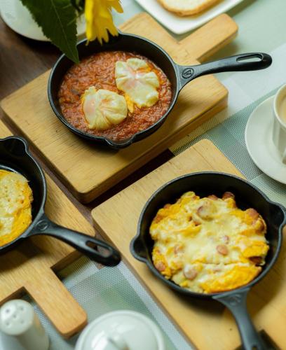 a table with two pans of food on a table at Hotel Quinta Bolivar in Bogotá