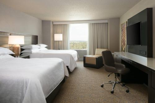 Ein Bett oder Betten in einem Zimmer der Unterkunft Sheraton Overland Park Hotel at the Convention Center