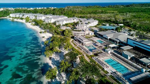 eine Luftaufnahme eines Resorts am Meer in der Unterkunft Riu Negril - All Inclusive in Negril