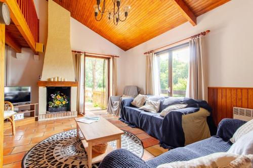 un soggiorno con divano e camino di Lot Valley - hidden gem for peaceful getaways a Tour-de-Faure