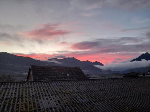 - une vue sur le coucher de soleil depuis le toit d'un bâtiment dans l'établissement Appartement familial 2 pièces, à Argelès-Gazost