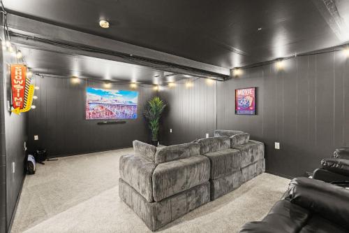 O zonă de relaxare la Pocono Retreat Hot Tub MovieRoom GameRoom etc