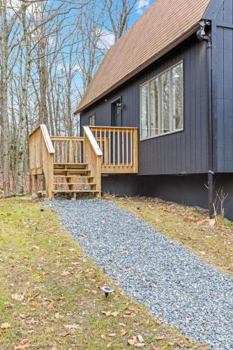 una casa con due ponti sul lato di Pocono Luxury Retreat - Games Hot tub and More a East Stroudsburg