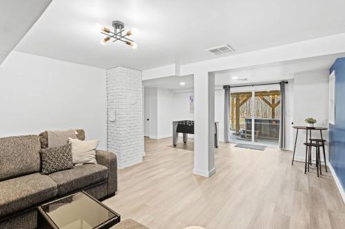 Area soggiorno di Pocono Luxury Retreat - Games Hot tub and More