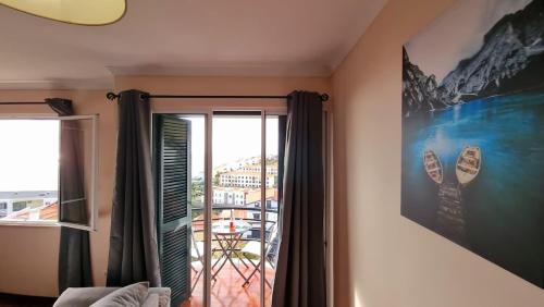 a room with a window with a view of the ocean at Perfume a Maresia in Câmara de Lobos
