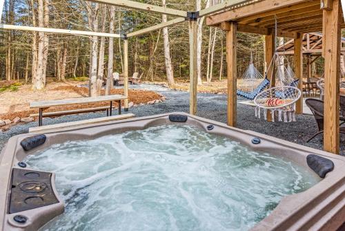 ภาพในคลังภาพของ Cozy Cinema Cabin - Hot Tub and More ในBlakeslee