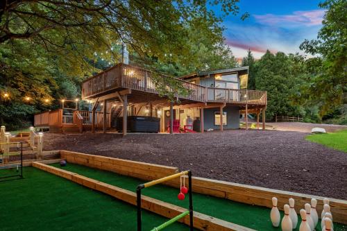 O grădină în afara The Lazy Bear Cabin Dome Hot Tub Sauna & More