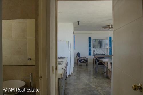 a kitchen and dining room with a table and chairs at Villa Santorini - Quinta con alberca en el barrial Santiago NL in Santiago