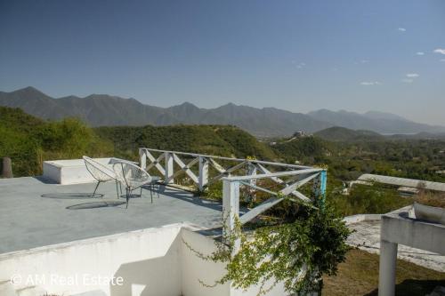 a patio with chairs and a view of the mountains at Villa Santorini - Quinta con alberca en el barrial Santiago NL in Santiago