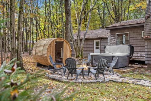 Κήπος έξω από το Whispering Pines - Lake Access Hot Tub Fire Pit